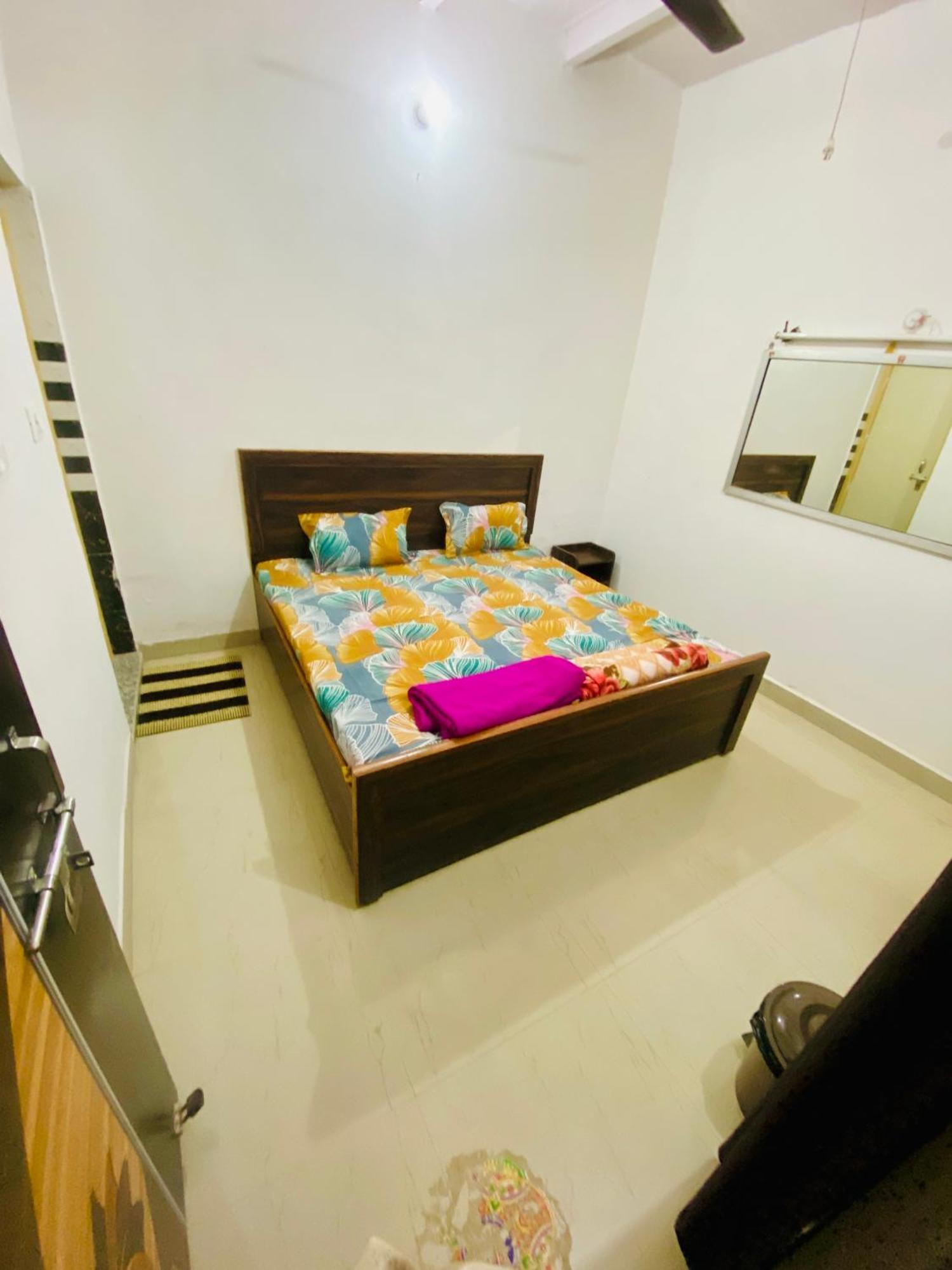 Nirupam Sadan Homestay Vrindāvan Екстериор снимка