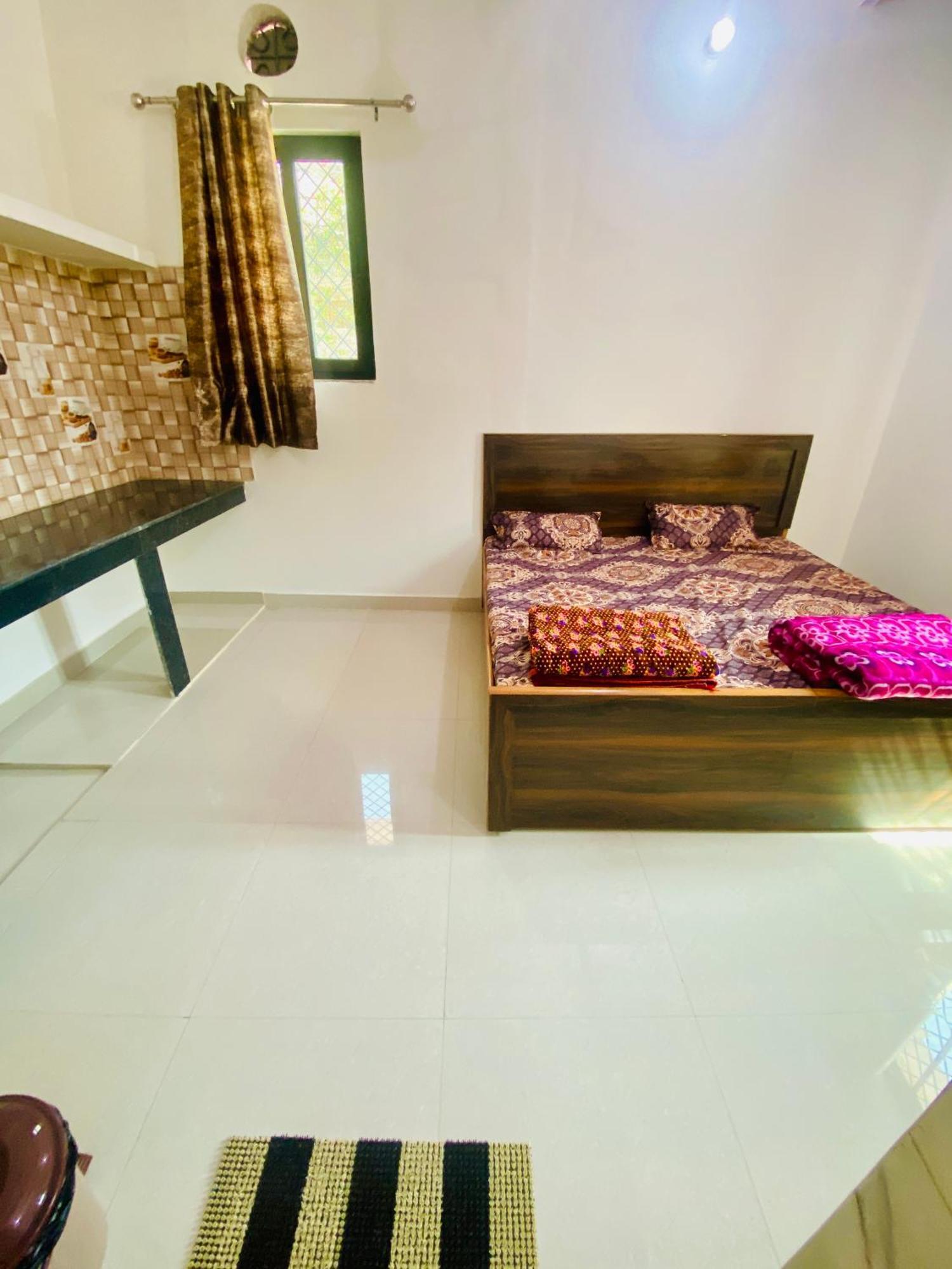 Nirupam Sadan Homestay Vrindāvan Екстериор снимка