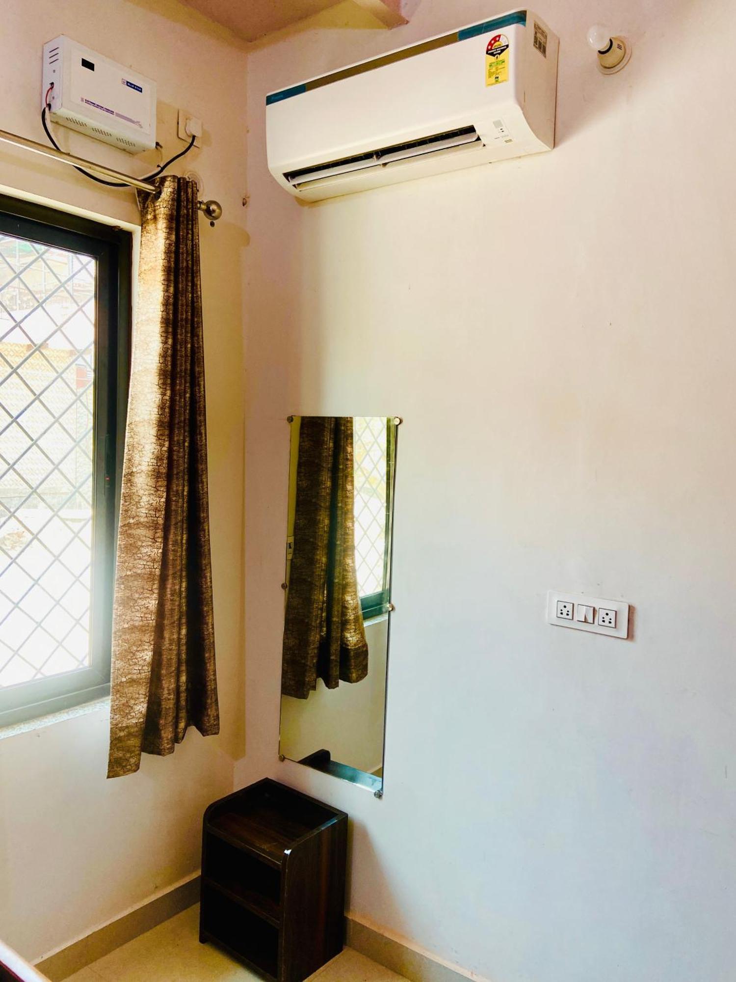 Nirupam Sadan Homestay Vrindāvan Екстериор снимка
