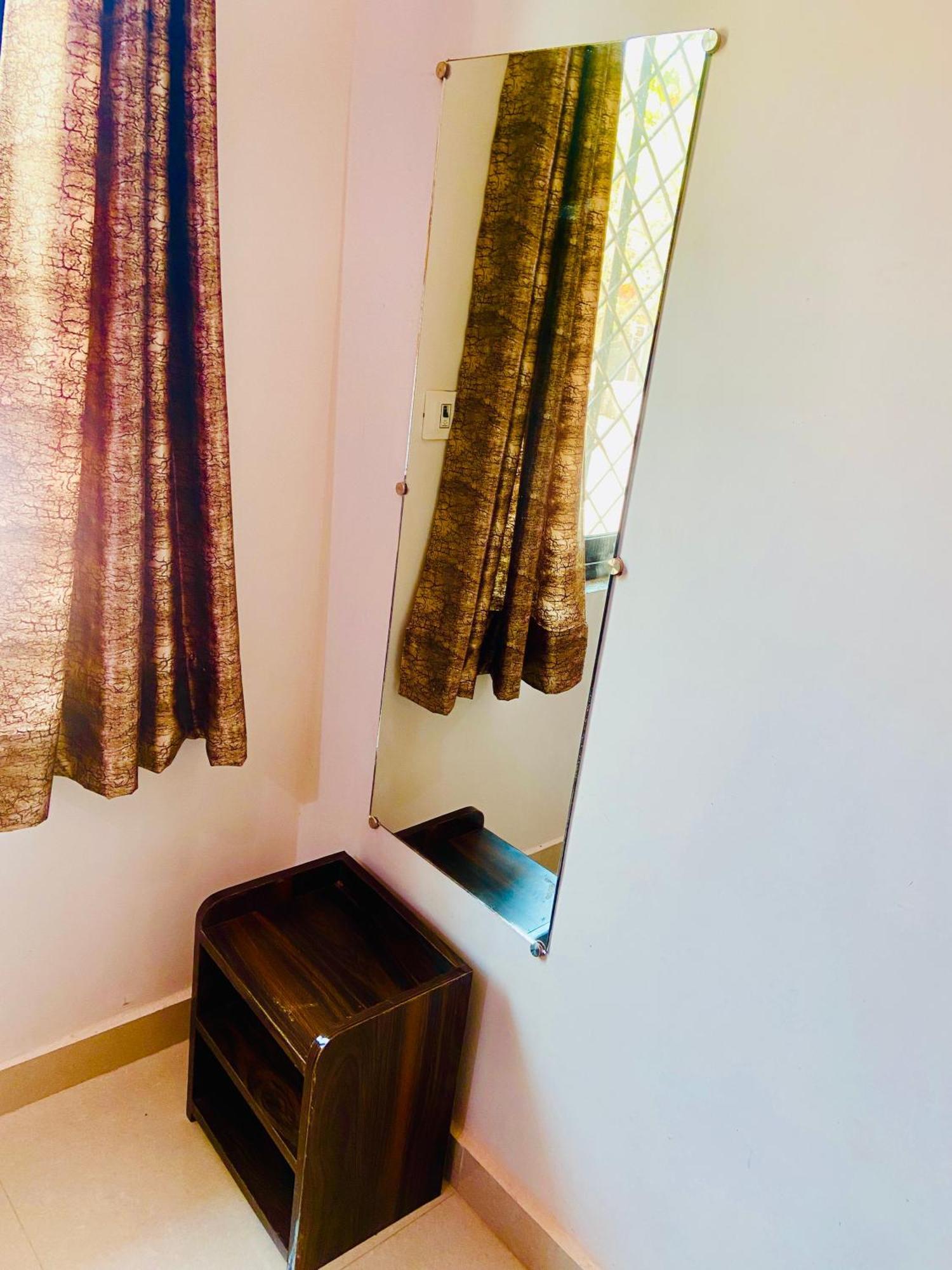 Nirupam Sadan Homestay Vrindāvan Екстериор снимка